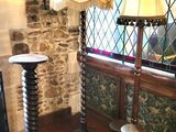 deux lampes posées sur une table devant une fenêtre