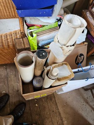 une boîte remplie d'objets posés sur le sol