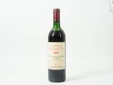 une bouteille de vin posée sur une table
