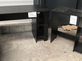 un bureau noir avec deux étagères et une bibliothèque