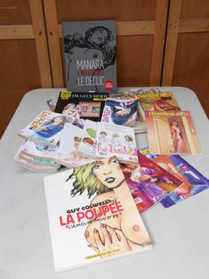 une table sur laquelle sont posés de nombreux livres