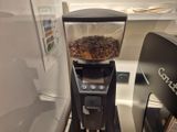 un moulin à café posé sur le plan de travail d'une cuisine