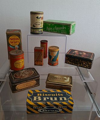 de nombreux types de boîtes exposées dans une vitrine