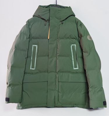 une photo d'une veste verte suspendue à un cintre