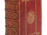 Le livre est rouge et doré, avec des finitions dorées.