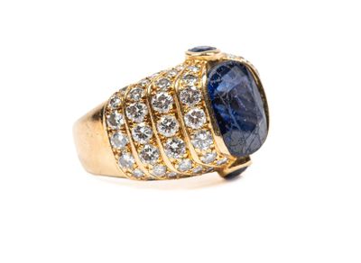 un gros plan d'une bague sertie d'un saphir bleu et de diamants blancs