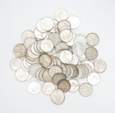 une pile de pièces d'argent sur une surface blanche