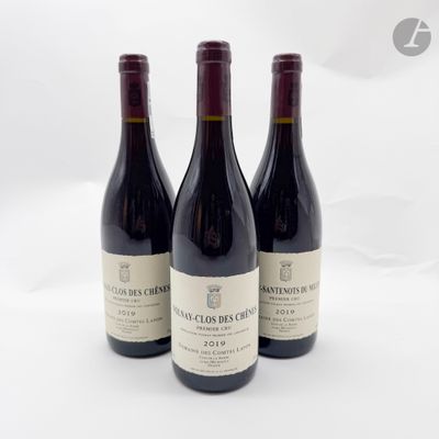 trois bouteilles de vin posées sur une table blanche
