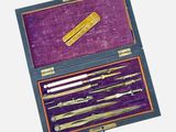 une boîte violette contenant un ensemble d'outils
