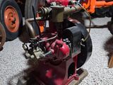 un petit moteur posé sur le sol