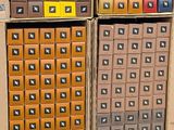 Plusieurs boîtes de différentes couleurs sont empilées les unes sur les autres