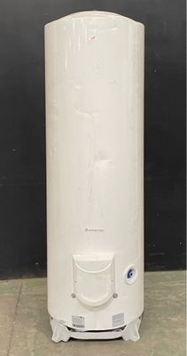 un gros plan d'un chauffe-eau blanc posé sur un sol carrelé