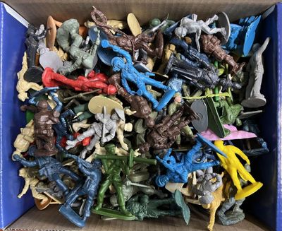 Soldats 1/32 Militaires plastiques Vintage dans une boite 26…