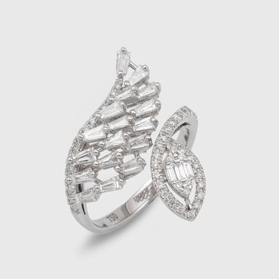 gros plan d'une bague en diamant sur fond blanc