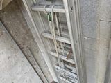 une échelle appuyée contre un mur