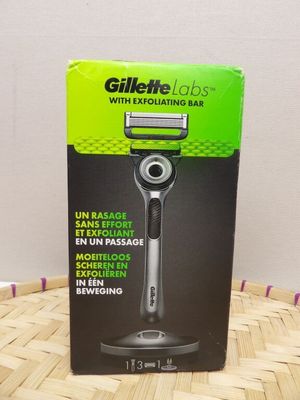 a box with a razor inside of it on a table