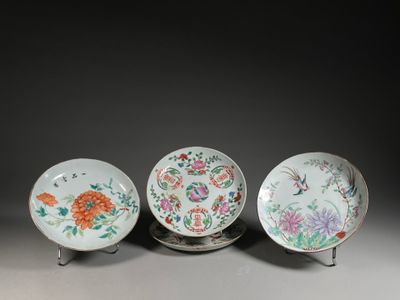 trois assiettes en porcelaine chinoise ornées de fleurs et d'oiseaux