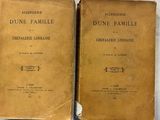 deux vieux livres posés sur une table l'un à côté de l'autre