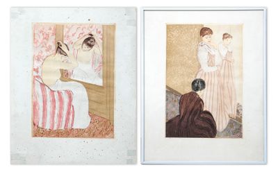 deux photos d'une femme assise sur une chaise devant un miroir