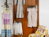 une photo d'un placard contenant des vêtements et une chaise