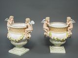 paire de vases blancs ornés de chérubins