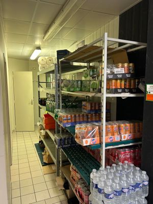 de nombreux rayons de bouteilles d'eau et de boissons dans le magasin