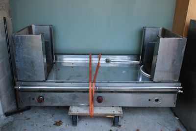 une grosse machine posée au sol
