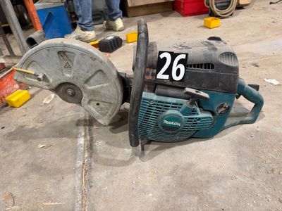une machine posée par terre sur laquelle figure le chiffre 26