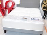 un matelas exposé dans un magasin