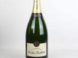 gros plan d'une bouteille de champagne sur fond blanc