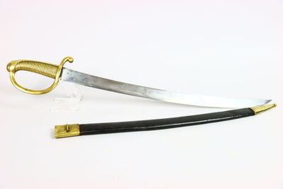 un couteau et une paire de ciseaux posés sur une surface blanche