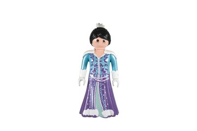 La poupée porte une robe violette et bleue ainsi qu'un ruban à nouer.