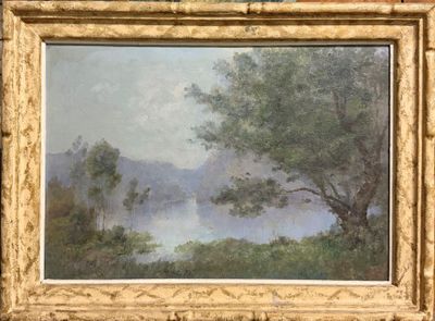 une peinture à l'huile représentant une scène fluviale avec des arbres au premier plan et de l'eau à l'arrière-plan