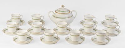 beaucoup de tasses et de soucoupes sur la table