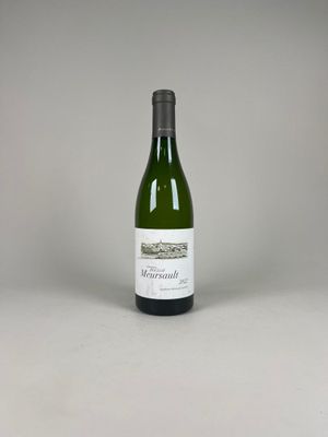 la bouteille de vin blanc est posée sur la table