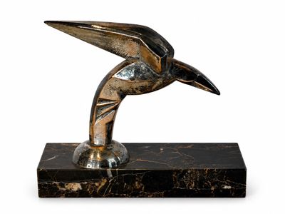 statue d'un oiseau posée sur un socle en marbre, sur fond blanc