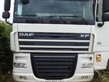 un camion blanc garé sur le bord de la route