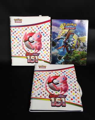 un gros plan d'une boîte de cartes Pokémon sur fond noir