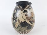 un vase sur lequel figure la photo d'un homme