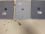 Quatre iPad sont alignés sur une table