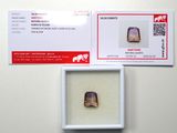 une photo d'une photo d'une bague dans une boîte
