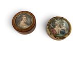 paire de peintures miniatures représentant une femme et un enfant, présentées dans un coffret en bois