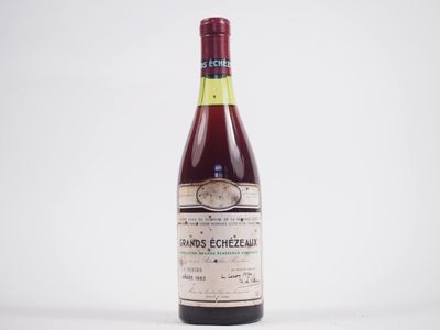 l'image d'une bouteille de vin posée sur une table