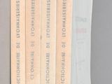 trois livres sont empilés sur une table