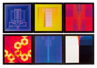 quatre carrés de couleurs différentes sont disposés en ligne sur une surface blanche