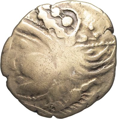 Gros plan sur une pièce d'argent ornée d'un oiseau