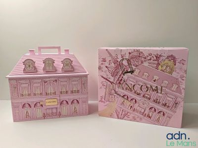 une boîte rose sur laquelle figure l'image d'un bâtiment