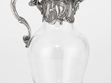 un pichet ancien en verre plaqué argent sur fond blanc