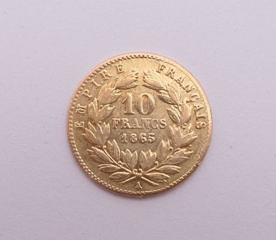 une image d'une pièce d'or sur une surface blanche