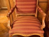 une chaise qui se trouve dans une pièce lambrissée